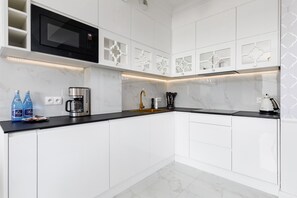 Microwave, dishwasher, coffee/tea maker, cookware/dishes/utensils