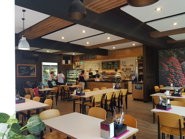 Dining - Cozy private studio nestled amongst the Rainforest. Café and amenities onsite. (Pukeiti)