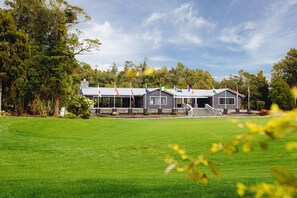 Exterior - Cozy private studio nestled amongst the Rainforest. Café and amenities onsite. (Pukeiti)