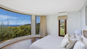 5 bedrooms, iron/ironing board, Internet, bed sheets - Villa Del Cabo - Sensational Views (AVOCA BEACH)