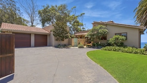 Exterior - Villa Del Cabo - Sensational Views (AVOCA BEACH)
