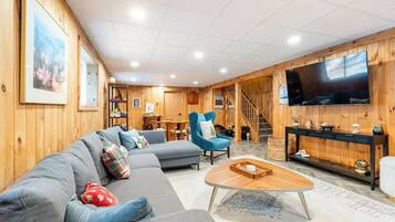 Smart-tv, een open haard, een dvd-speler en boeken