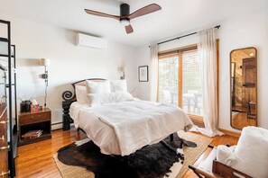 3 bedrooms, desk, iron/ironing board, travel cot