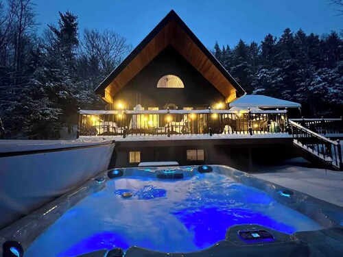 Cabin w/ Mountain Views, Hot Tub, AC, Pet + Family Friendly, WFH, Fireplace