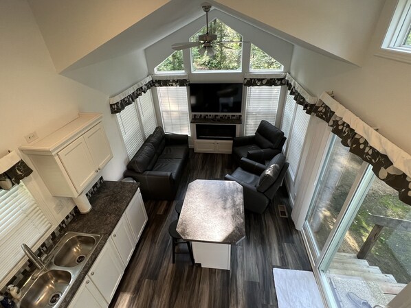 Smart TV, fireplace, stereo