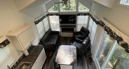 Cam Cottage at Bolton Bay on Long Lake