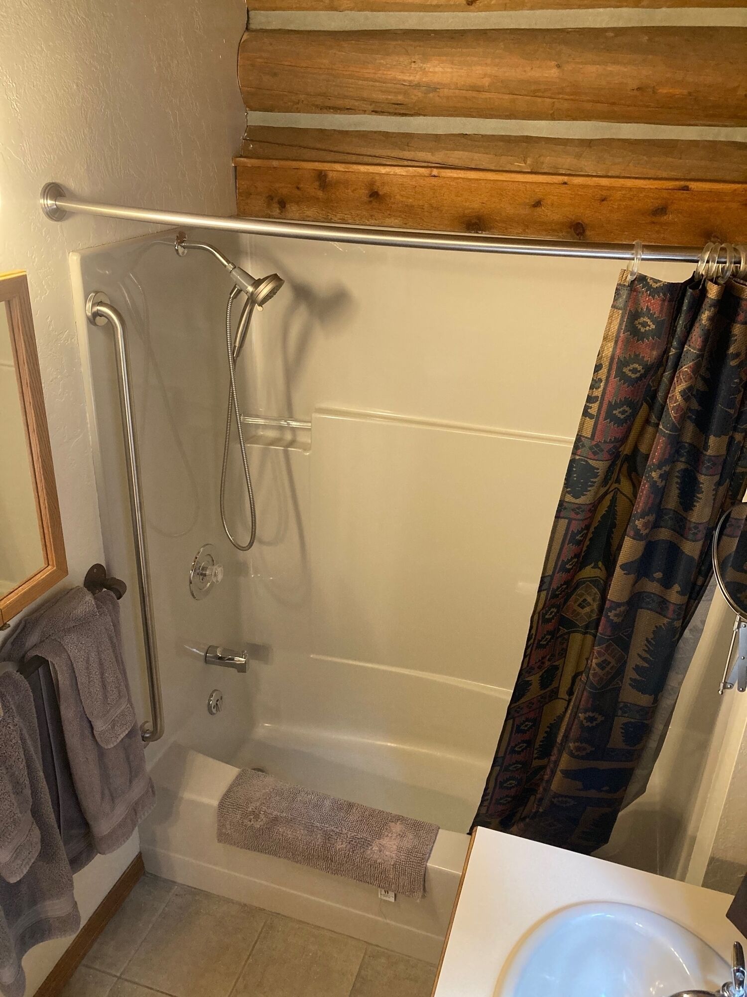 Tina con regadera, secadora de cabello, toallas 