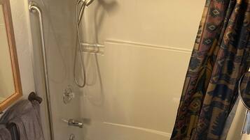 Duschwanne, Haartrockner, Handtücher