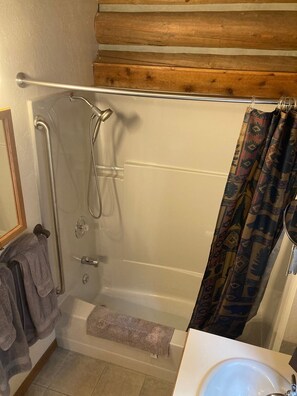 Duschwanne, Haartrockner, Handtücher