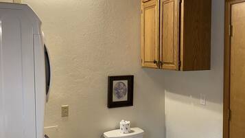 Tina con regadera, secadora de cabello, toallas