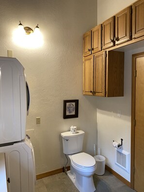 Kombination af bruser/badekar, hårtørrer, håndklæder