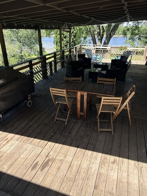 Outdoor dining - Tranquil Waters Retreat, Delavan, WI (Delavan)