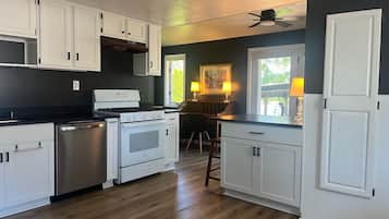 Frigorífico, microondas, horno y placa de cocina