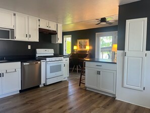 Frigorifero, microonde, forno, piano cottura