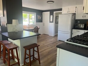 Frigorifero, microonde, forno, piano cottura