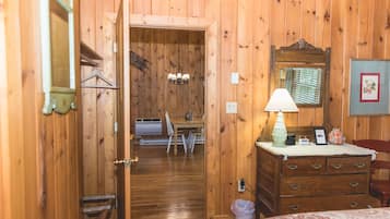 Signature Cottage | 1 bedroom, iron/ironing board, free WiFi, bed sheets