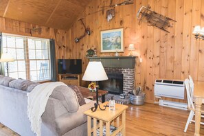 Signature Cottage | Living area - Bayberry Cottage (Lexington)