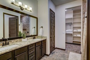 Haartrockner, Handtücher, Seife, Shampoo