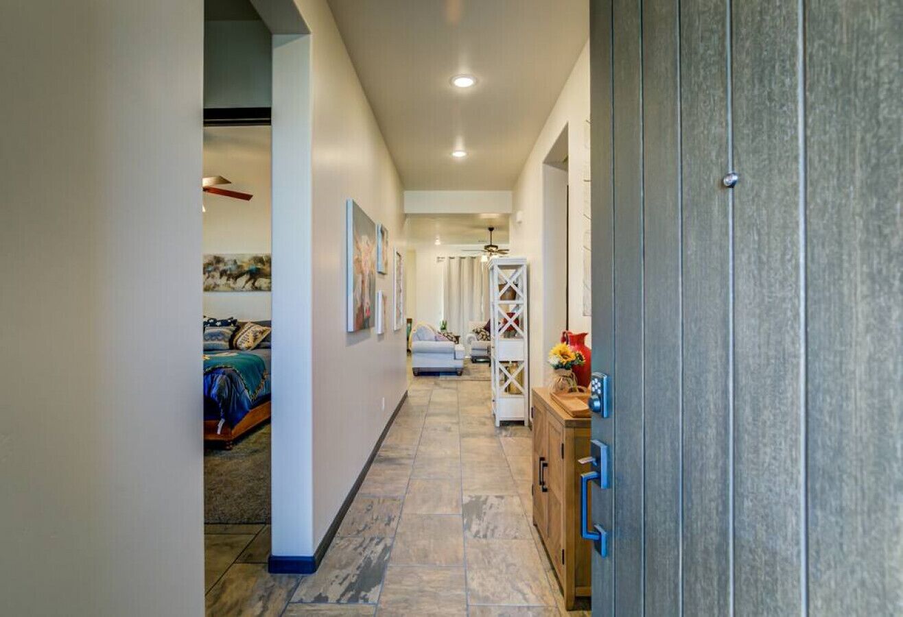 3 soverom, skrivebord, strykejern/-brett og reiseseng for barn