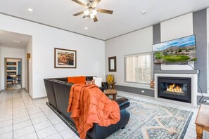 テレビ、暖炉、テレビゲーム、テーブルサッカー台