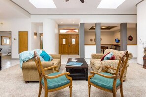 Interior - Elliss · Large Newly Renovated Home with Game Room (Las Cruces)