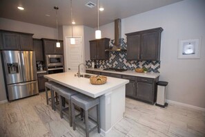 Fridge, microwave, oven, stovetop - 4014/Russ Modern · New Home in Quiet Neighborhood - Relax and Enjoy (Las Cruces)