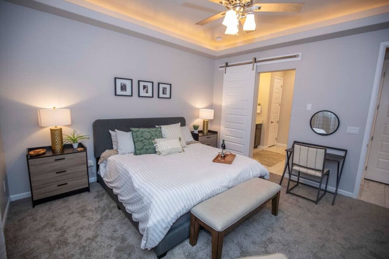 3 makuuhuonetta, työpöytä, silitysrauta/-lauta, vauvan matkasänky