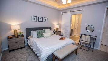 3 Schlafzimmer, Schreibtisch, Bügeleisen/Bügelbrett, Reisekinderbett