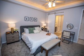 3 habitaciones, escritorio y tabla de planchar con plancha