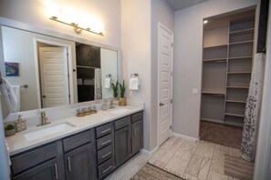 Secador de pelo, toallas, jabón, shampoo