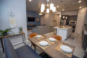 Interior - 4014/Russ Modern · New Home in Quiet Neighborhood - Relax and Enjoy (Las Cruces)