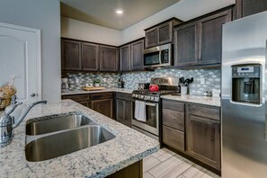 Geladeira, micro-ondas, fogão, cooktop