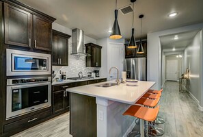 Een koelkast, een magnetron, een oven, een kookplaat