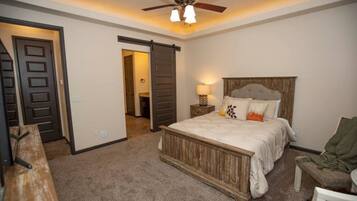 3 Schlafzimmer, Schreibtisch, Bügeleisen/Bügelbrett, Reisekinderbett