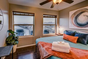 5 habitaciones, escritorio y tabla de planchar con plancha 