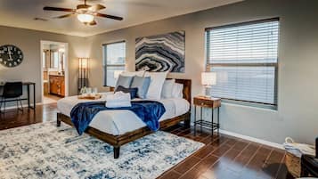 5 habitaciones, escritorio y tabla de planchar con plancha