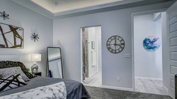 2 slaapkamers, een bureau, een strijkplank/strijkijzer, reisbedje