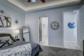 2 slaapkamers, een bureau, een strijkplank/strijkijzer, reisbedje