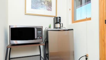 Room, 1 Bedroom | Private kitchenette