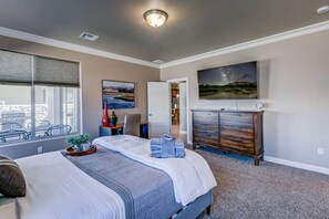 4 chambres, bureau, fer et planche à repasser, lit de bébé portatif
