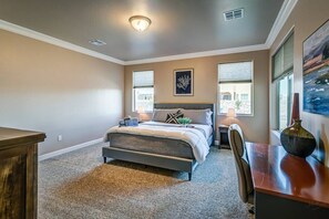 4 habitaciones, escritorio y tabla de planchar con plancha 