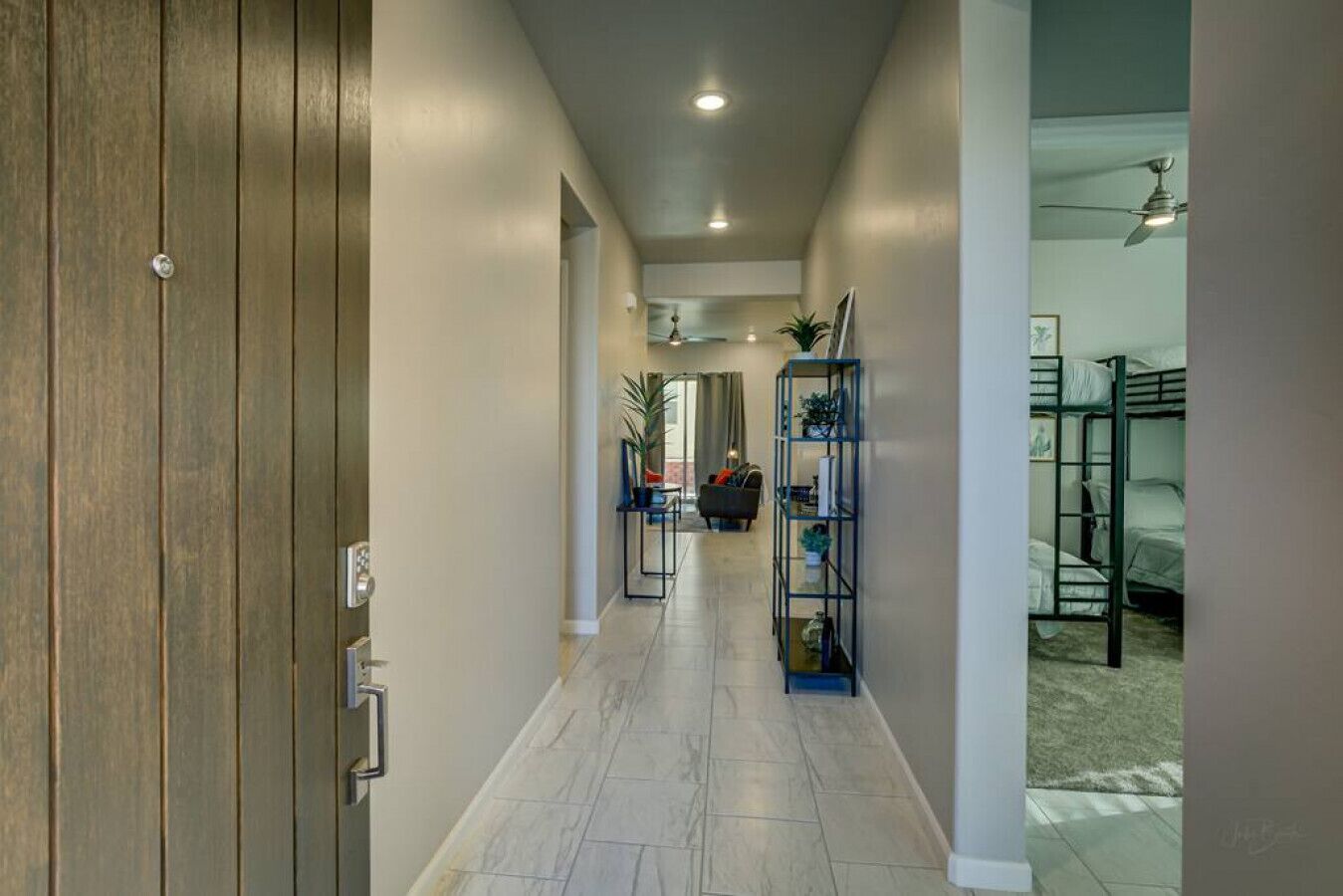 3 dormitorios, escritorio, tabla de planchar con plancha y cuna de viaje