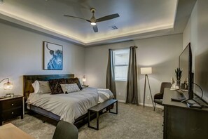 3 Schlafzimmer, Schreibtisch, Bügeleisen/Bügelbrett, Reisekinderbett