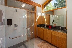 Dusche, Whirlpool, Haartrockner, Handtücher
