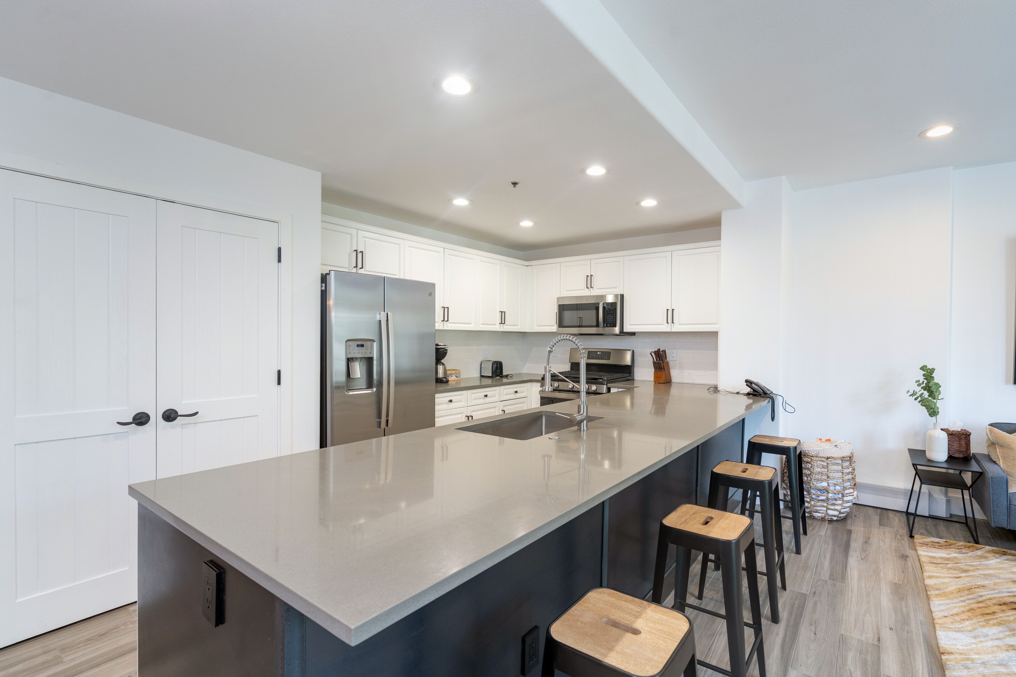 Condo, 2 habitaciones | Cocina privada | Refrigerador, horno y cafetera y tetera 