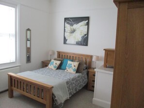 Apartment | 3 bedrooms, iron/ironing board, free WiFi, bed sheets - 3 Bed Flat - Sleeps 5 - Garden - Parking - Wifi (Ryde)