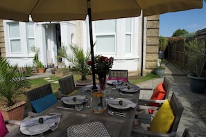 Outdoor dining - Lovely, Spacious Apartment - Sleeps 5 (Ryde)