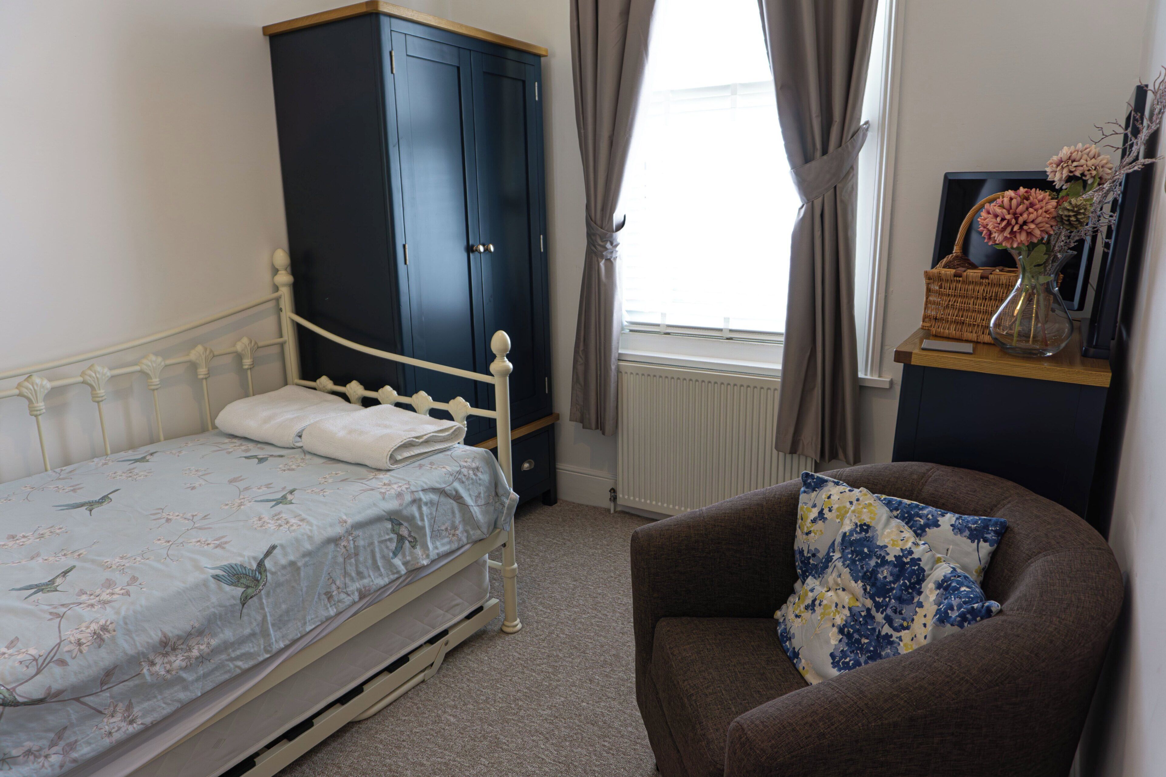 3 bedrooms, iron/ironing board, WiFi (free), bed sheets