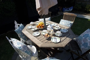 Outdoor dining - Lovely, Spacious Apartment - Sleeps 5 (Ryde)