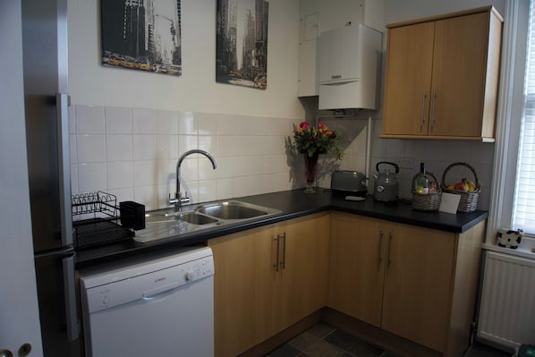 Fridge, microwave, oven, stovetop - Lovely, Spacious Apartment - Sleeps 5 (Ryde)